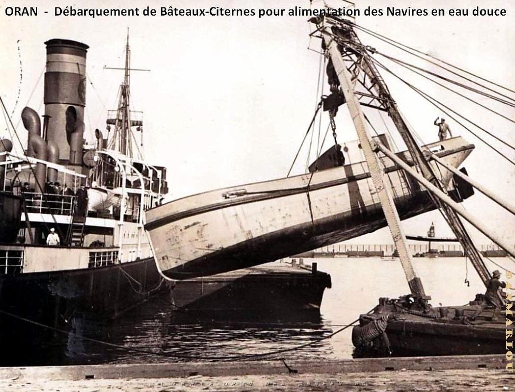 Oran - Port - Debarquement de Bateaux Citerne Eau Douce - 1932.jpg